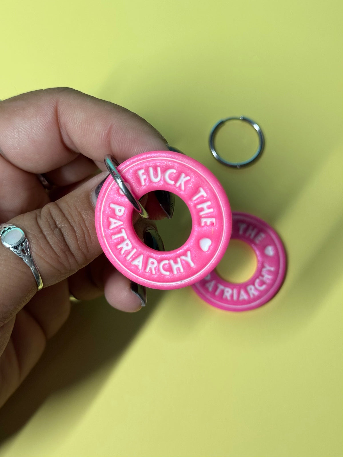 PAMPILLES - "Fuck the patriarchy" - Rose fluo et blanc - sans créoles